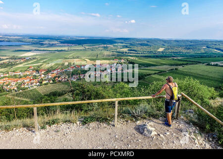 Paesaggio del vino della regione vinicola sotto le montagne di Palava, trekking uomo, villaggio di Pavlov, Moravia meridionale, escursione nella Repubblica Ceca Foto Stock