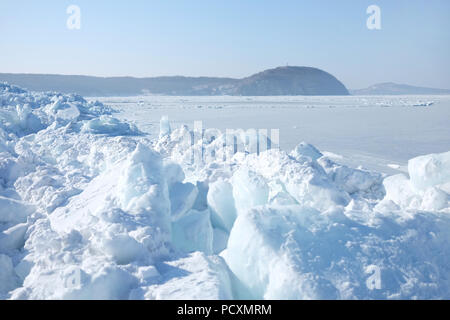 Enormi blocchi di ghiaccio in mare vicino fino Foto Stock