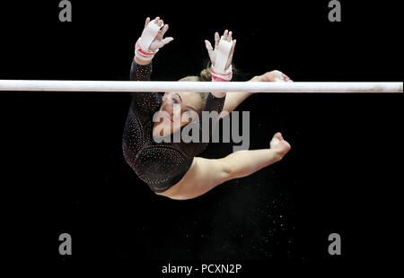 Lucy Stanhope della Gran Bretagna sulle sbarre irregolari durante il terzo giorno dei Campionati europei 2018 al SSE Hydro, Glasgow. PREMERE ASSOCIAZIONE foto. Data immagine: Sabato 4 agosto 2018. Vedi PA storia GINNASTICA europea. Il credito fotografico dovrebbe essere: Jane Barlow/PA Wire. Foto Stock