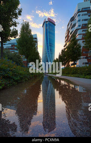 Milano, Italia - Luglio 23th, 2018: Hadid Torre da Zaha Hadid Architects, in Milano, Italia del moderno quartiere di CityLife Foto Stock