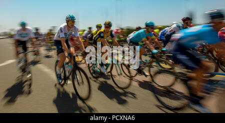 Gruppetto di piloti di bicicletta durante una gara Foto Stock