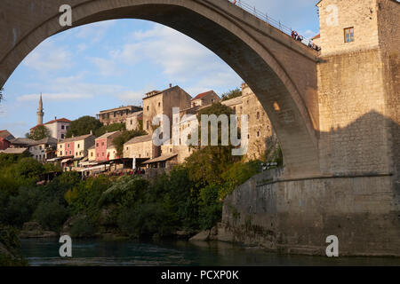 Il Stari Most (Ponte Vecchio) che attraversa il fiume Neretva a Mostar, in Bosnia ed Erzegovina. Foto Stock