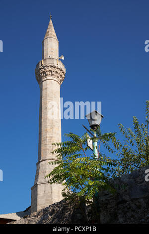 Minareto della moschea Nezir-Aga nella città vecchia di Mostar, in Bosnia ed Erzegovina. Foto Stock