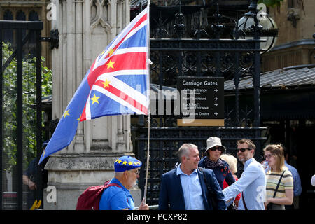 Un Pro-UE anti-Brexit diruttori a piedi con un europeo e Union Jack flag combinati, davanti ai cancelli del Palazzo di Westminster comunemente conosciuto come le Case del Parlamento. Dotato di: atmosfera, vista in cui: Londra, Regno Unito quando: 04 lug 2018 Credit: Dinendra Haria/WENN Foto Stock