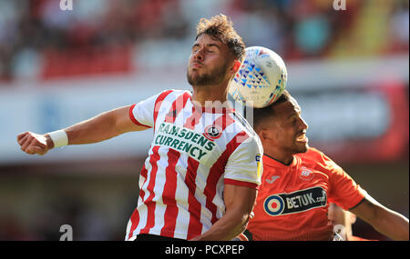 Sheffield regno di George Baldock (sinistra) e Swansea City's Martin Olsson durante il cielo di scommessa match del campionato a Bramall Lane, Sheffield. Foto Stock