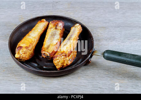 Fritto delizioso arrosto di maiale nervature, vista ravvicinata Foto Stock