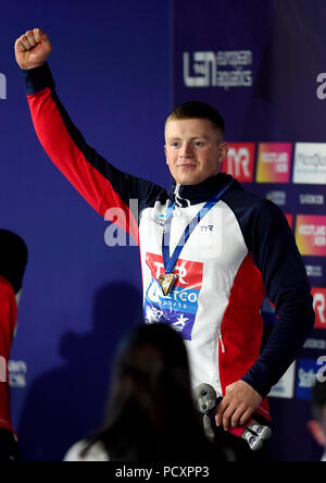 La Gran Bretagna è Adam torbosi festeggia con la sua medaglia d oro dopo la rottura il suo record del mondo vincendo gli Uomini 100m Finale a rana durante il giorno tre del 2018 Campionati Europei a Tollcross International centro nuoto, Glasgow. Foto Stock