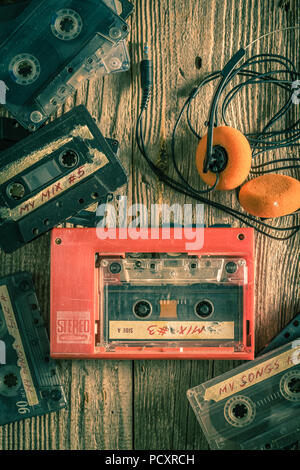 Vintage cassetta audio con cuffie e walkman Foto Stock