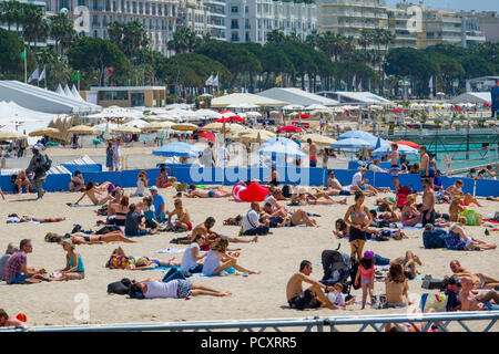 Spiaggia a Cannes Francia una cittadina sulla Riviera francese, è famosa per il suo festival internazionale del film. La sua Boulevard de la Croisette, di curvatura lungo Foto Stock