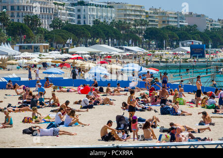 Spiaggia a Cannes Francia una cittadina sulla Riviera francese, è famosa per il suo festival internazionale del film. La sua Boulevard de la Croisette, di curvatura lungo Foto Stock