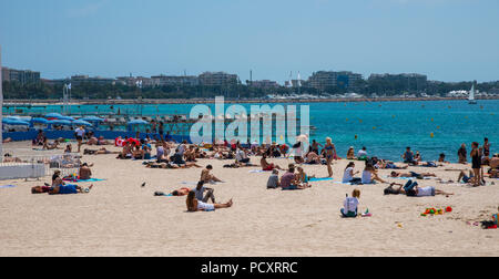 Spiaggia a Cannes Francia una cittadina sulla Riviera francese, è famosa per il suo festival internazionale del film. La sua Boulevard de la Croisette, di curvatura lungo Foto Stock