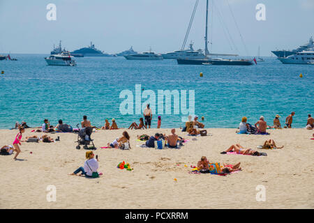 Spiaggia a Cannes Francia una cittadina sulla Riviera francese, è famosa per il suo festival internazionale del film. La sua Boulevard de la Croisette, di curvatura lungo Foto Stock