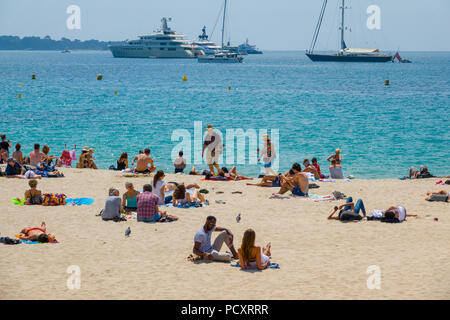 Spiaggia a Cannes Francia una cittadina sulla Riviera francese, è famosa per il suo festival internazionale del film. La sua Boulevard de la Croisette, di curvatura lungo Foto Stock