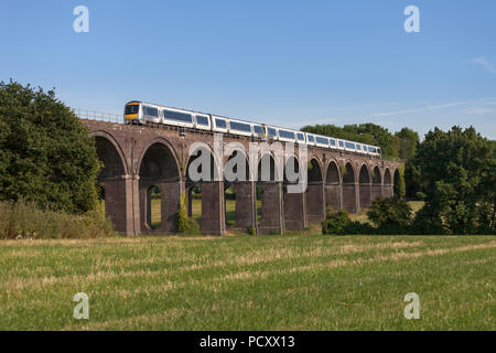 Un Chiltern Railways classe 168 turbostar treno attraversa Saunderton viadotto (sud di Banbury) con un servizio express per Birmingham Foto Stock