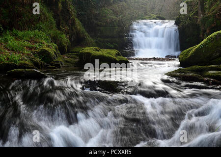 Lunga esposizione della grande cascata a Watersmeet in Devon Foto Stock