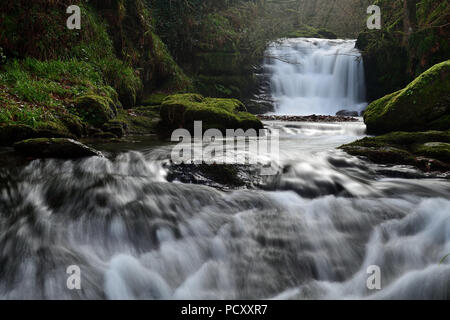 Lunga esposizione della grande cascata a Watersmeet in Devon Foto Stock