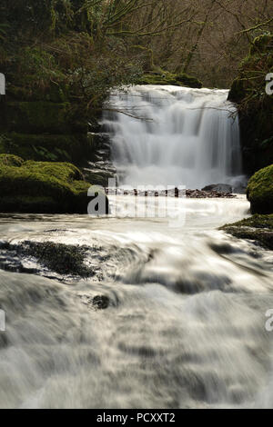 Lunga esposizione della grande cascata a Watersmeet in Devon Foto Stock