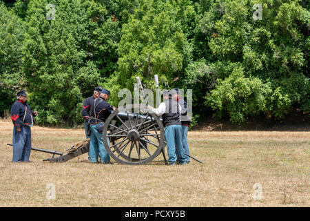 Duncan Mills, CA - Luglio 14, 2018: Union Army reenactors preparando a fuoco un cannone. Questa guerra civile giorni è uno dei più grandi eventi di rievocazione storica su th Foto Stock