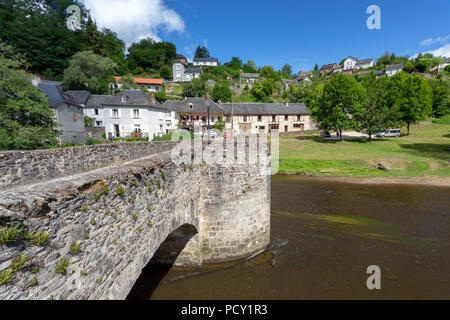 Francia, VIGEOIS - Luglio 17, 2018: la medievale "ponte dell' inglese nel pittoresco villaggio. Foto Stock