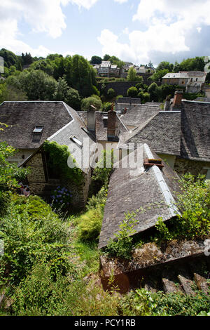 Francia, VIGEOIS - Luglio 17, 2018: vista su vecchi tetti di ardesia del borgo medievale. Foto Stock