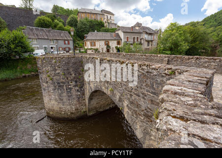 Francia, VIGEOIS - Luglio 17, 2018: la medievale "ponte dell' inglese nel pittoresco villaggio. Foto Stock