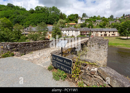 Francia, VIGEOIS - Luglio 17, 2018: la medievale "ponte dell' inglese nel pittoresco villaggio. Foto Stock