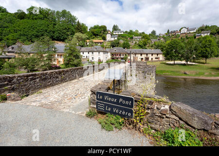 Francia, VIGEOIS - Luglio 17, 2018: la medievale "ponte dell' inglese nel pittoresco villaggio. Foto Stock