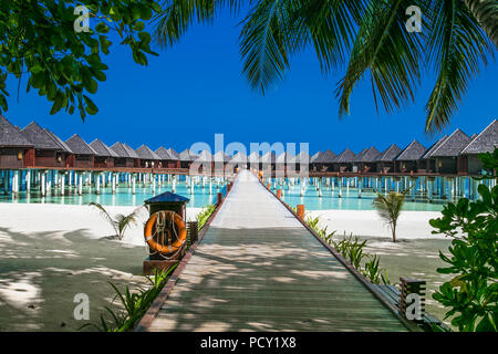 Bellissimo resort tropicale con spiaggia wihte e acqua turchese per rilassarsi su Olhuveli island, Maldive. Spiaggia di sabbia bianca con una barriera corallina. Best Beach Foto Stock