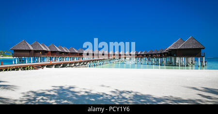 Bellissimo resort tropicale con spiaggia wihte e acqua turchese per rilassarsi su Olhuveli island, Maldive. Spiaggia di sabbia bianca con una barriera corallina. Best Beach Foto Stock