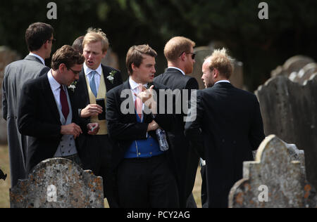 Il Duca di Sussex (seconda a destra)arriva a partecipare al matrimonio di Charlie van Straubenzee e Daisy Jenks a Santa Maria Vergine Chiesa in Frensham, Surrey. Foto Stock