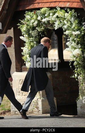 Il Duca di Sussex arriva a partecipare al matrimonio di Charlie van Straubenzee e Daisy Jenks a Santa Maria Vergine Chiesa in Frensham, Surrey. Foto Stock