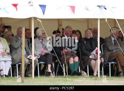 Il Principe di Galles, conosciuto come il Duca di Rothesay in Scozia, ha una dram mentre frequenta i Mey Highland & Cultural Games al John o'Groats Showground a Caithness. Foto Stock