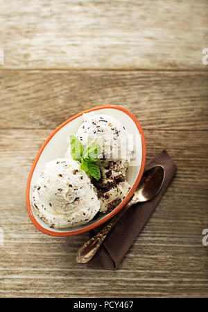 In casa gelato biologico stracciatella di cioccolato su un tavolo di legno Foto Stock