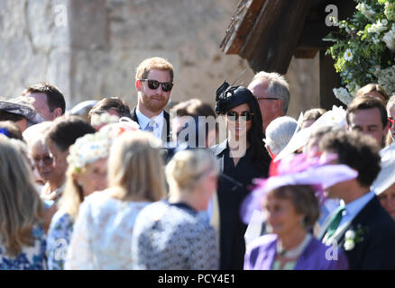 Il Duca e la Duchessa di Sussex al di fuori di Santa Maria Vergine Chiesa in Frensham, Surrey, dopo aver partecipato al matrimonio di Charlie van Straubenzee e Daisy Jenks. Foto Stock