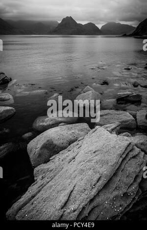 Il porto di Elgol su un estati nuvoloso al mattino Foto Stock