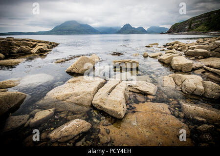 Il porto di Elgol su un estati nuvoloso al mattino Foto Stock