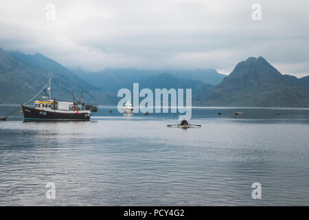 Il porto di Elgol su un estati nuvoloso al mattino Foto Stock