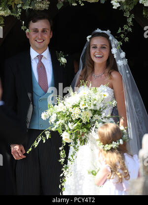 Daisy Jenks e Charlie van Straubenzee al di fuori di Santa Maria Vergine Chiesa in Frensham, Surrey, dopo la loro cerimonia nuziale. Foto Stock