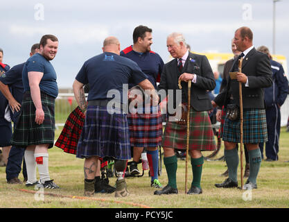 Il Principe di Galles, conosciuto come il Duca di Rothesay in Scozia, giudica il Tog-of-war con le forze ex-armate ferite e ferite che prendono parte durante il Mey Highland & Cultural Games al John o'Groats Showground a Caithness. Foto Stock