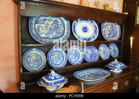 Welsh dresser holding willow placche modello - Giovanni Gollop Foto Stock