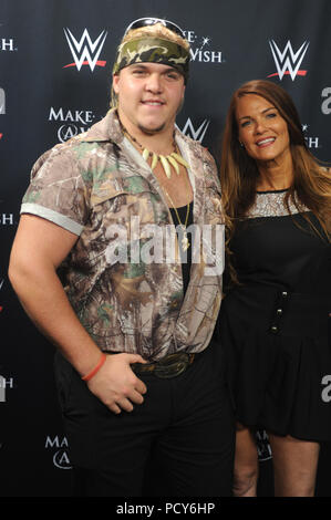 NEW YORK, NY - 21 agosto: Lita assiste John Cena e Make-A-desiderio celebrazione del suo cinquecentesimo desidera la concessione di pietra miliare a Dave & Buster di Time Square, il 21 agosto 2015 in New York City People: Lita Foto Stock