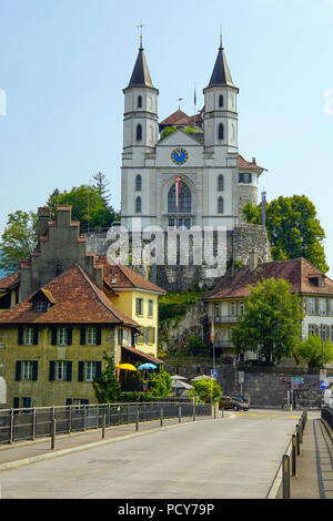 Vista di Aarau chiesa e Aarburg, Svizzera. Foto Stock