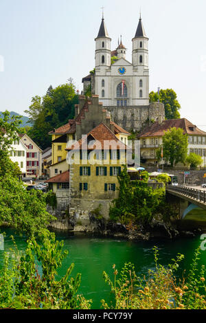 Vista di Aarau chiesa e Aarburg, Svizzera. Foto Stock