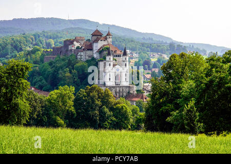 Vista di Aarau chiesa e Aarburg, Svizzera. Foto Stock