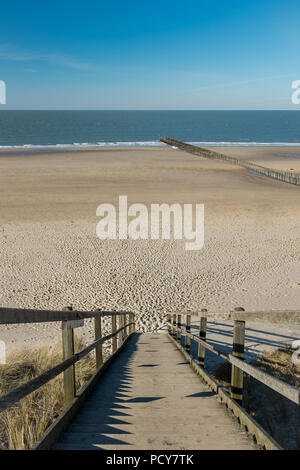 Spiaggia di Domburg come si vede dalle dune di sabbia Foto Stock