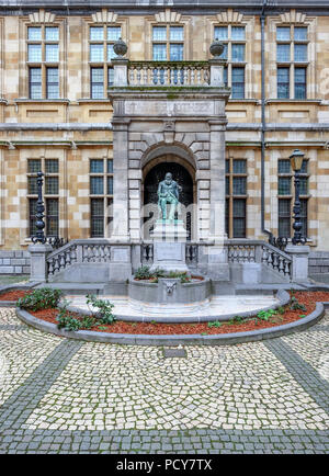 Statua di Hendrik coscienza, accanto alla storica chiesa di San Carolus Borromeus venerdì 10 marzo 2017, Anversa, Belgio. Foto Stock