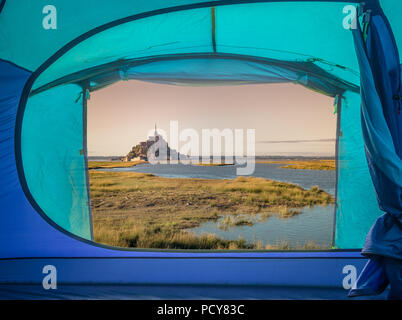 Mont Saint-Michel di mattina presto la luce solare come si vede da una tenda Foto Stock