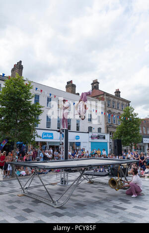 Gruppo acrobatico,Max Calaf Seve, che ha eseguito DIP, che aria inclusa la torsione di acrobazie sul trampolino a Stockton on Tees Festival,l'Inghilterra,UK Foto Stock