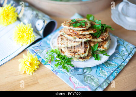 frittelle dolci per colazione. vista dalla finestra. vaso con fiori gialli. Foto Stock