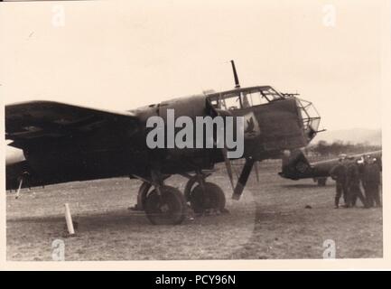 Armati e pronto per un'altra missione, un Dornier Do 17Z di 1./Staffel, Kampfgeschwader 2 sorge su Epinoy Airfield durante la Battaglia di Bretagna, estate 1940. Il distintivo Staffel badge di 1,/KG 2 può essere visto sul lato del velivolo, sotto il pozzetto. Foto Stock